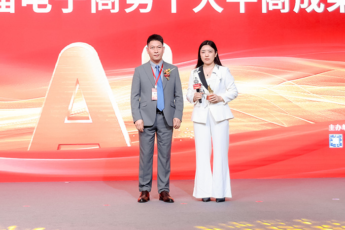 明亮照明集團總經(jīng)理荊明慧為嘉賓頒獎